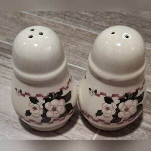 2PCS 1998  Vintage Red & White Roses Salt and Pepper Shaker Set.